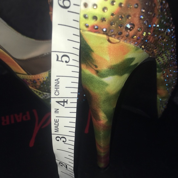 Showstopper high pumps 🥳😛🎆🎇 - Picture 5 of 8